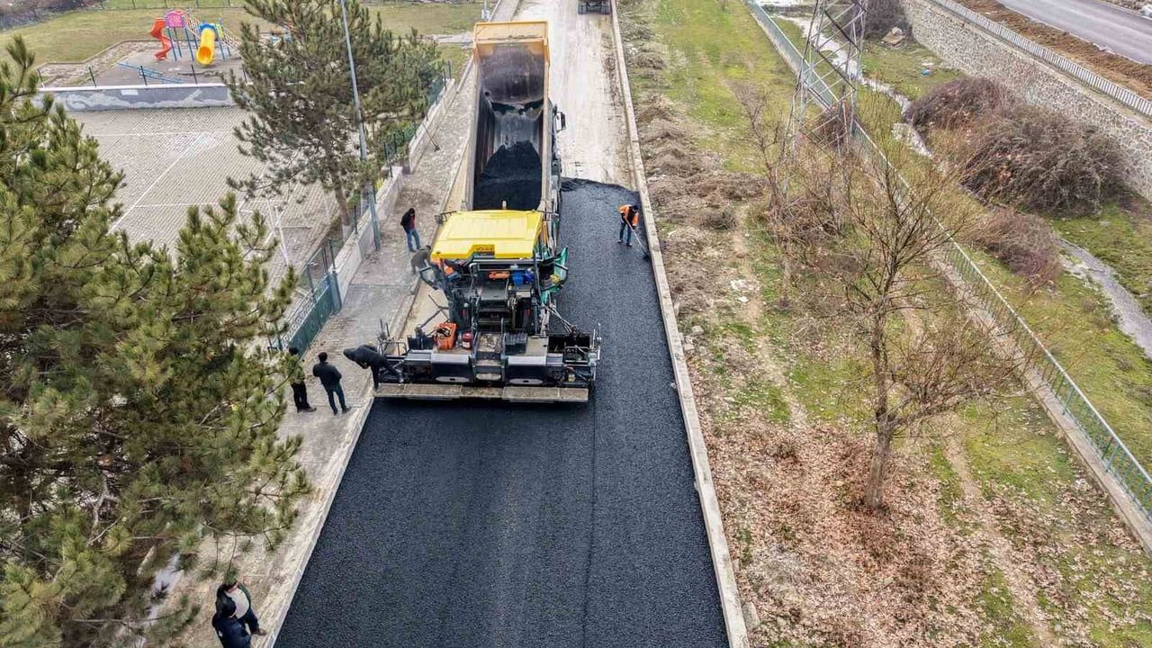 Taşköprü Belediyesi Hastane Otoparkını Sıcak Asfaltla Yeniledi