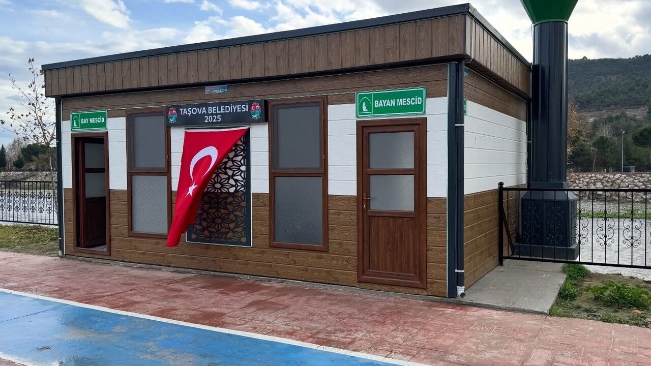 Taşova'da Millet Bahçesi Mescidinin Duvarı Tahrip Edildi