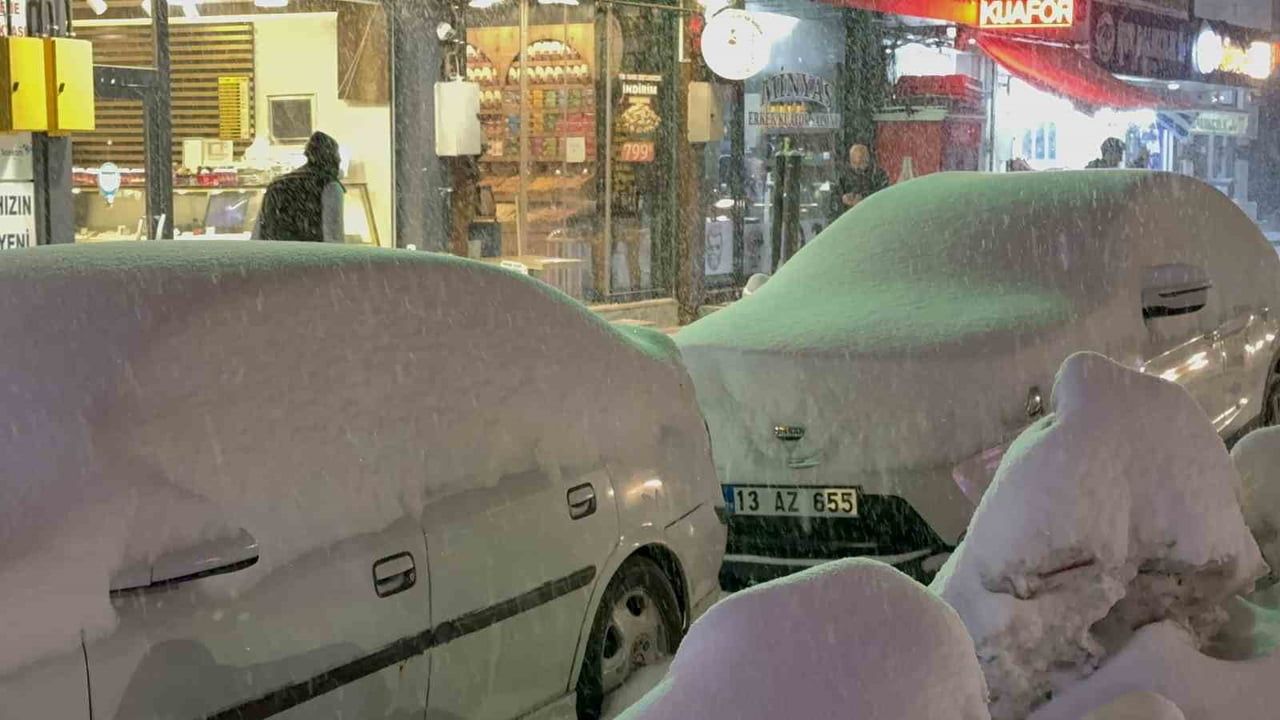 Tatvan'da Kar Etkili: 15 Köy Yolu Kapandı, Merkezde 50 cm'ye Ulaştı