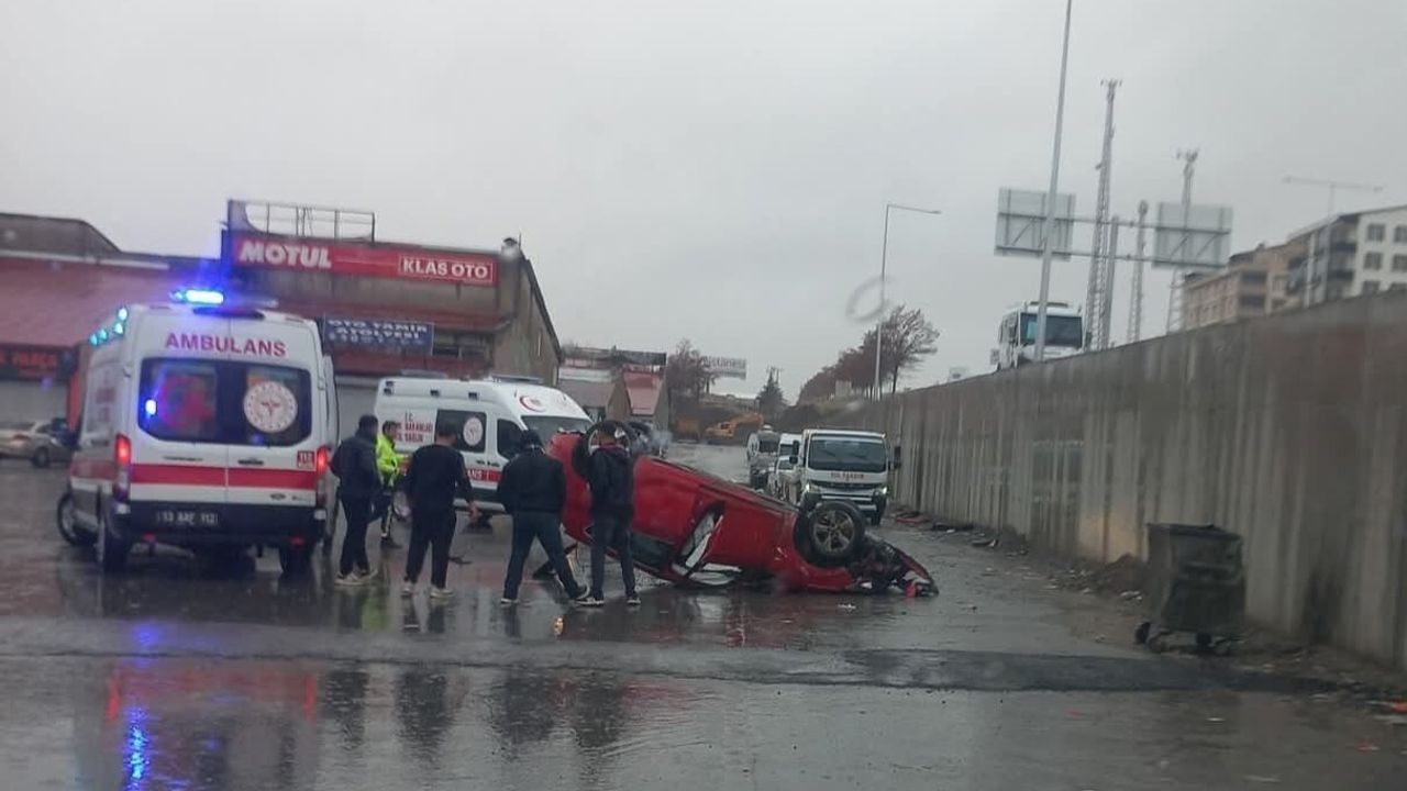 Tatvan'da Köprülü Kavşaktan Uçan Otomobil: 2 Yaralı