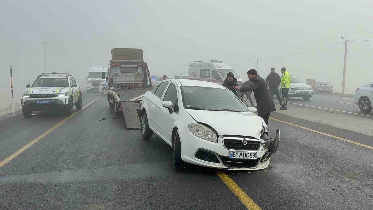 Tatvan Rahva’da Yoğun Sis: 4 Araçlı Zincirleme Kaza