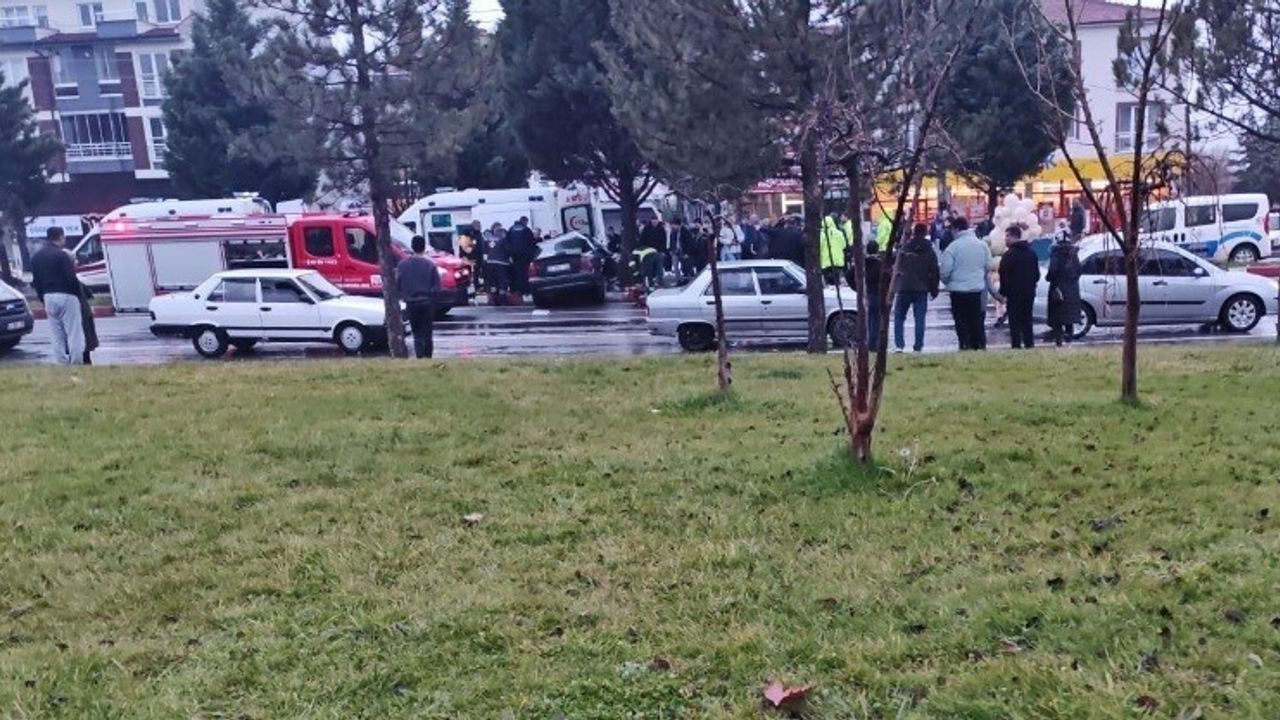 Tavşanlı'da otomobil refüjdeki ağaca çarptı: 2 yaralı