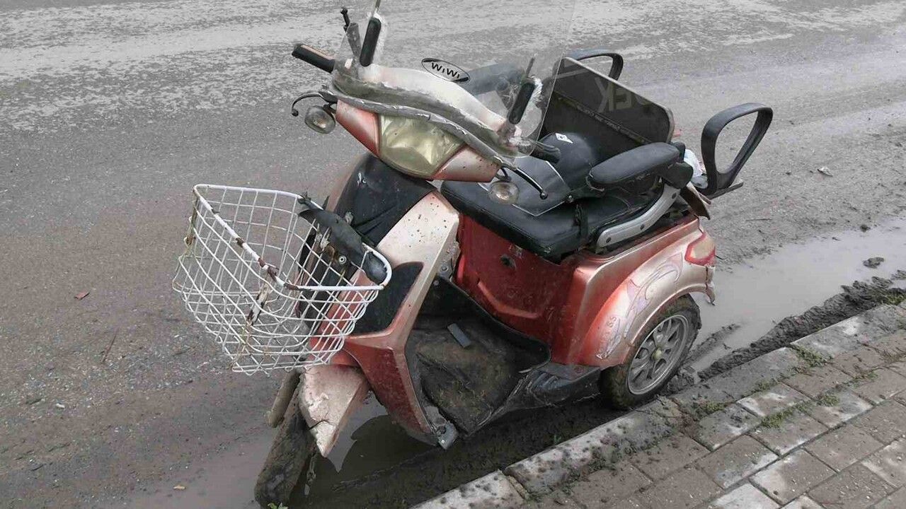 Tavşanlı'da Trafik Kazası: Üç Tekerlekli Elektrikli Bisiklete Çarpma, 1 Yaralı