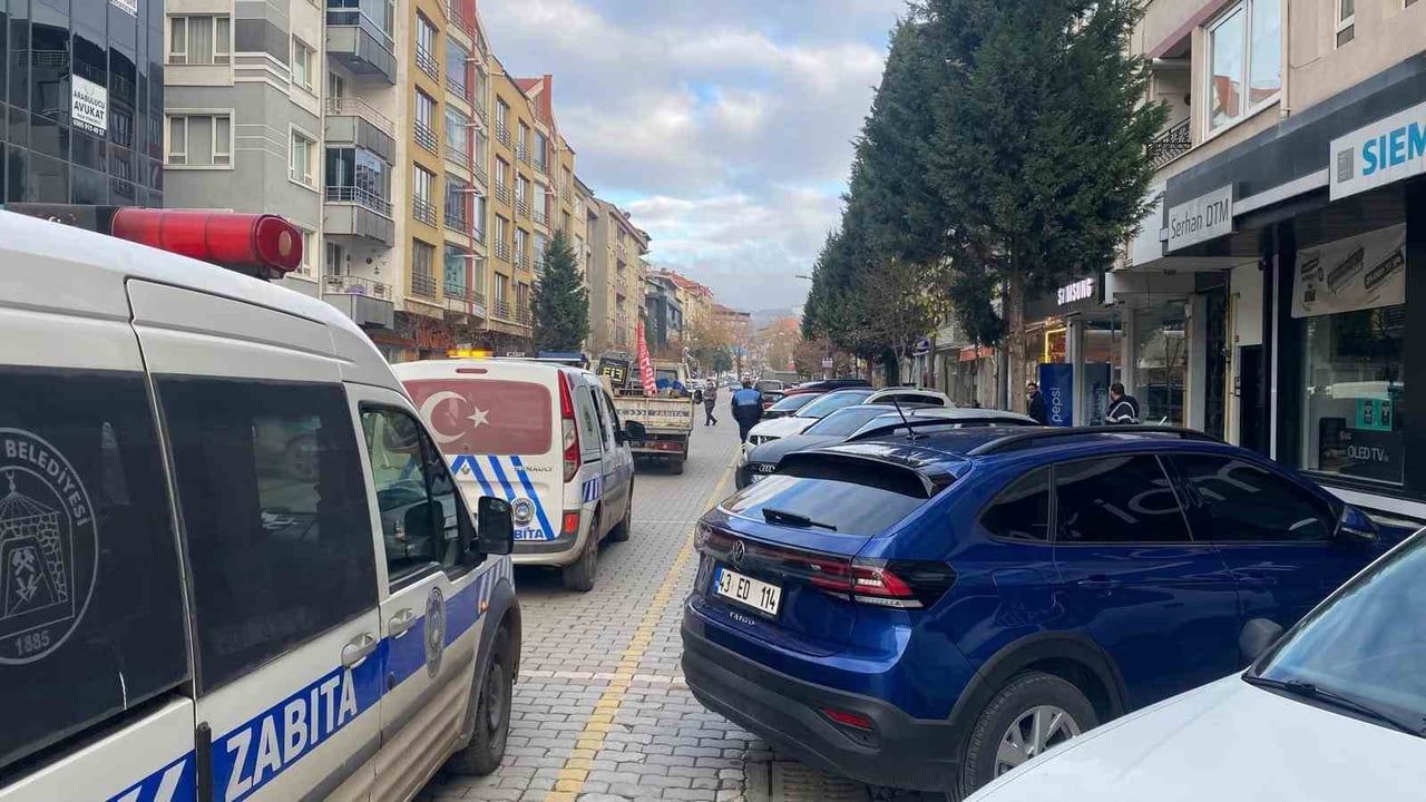 Tavşanlı'da Zabıta'dan Kaldırım Denetimi: Duba ve Reklam Panoları Toplanıyor