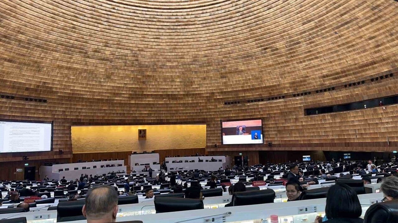 Tayland'ta Parlamento Feshedildi — Başbakan Anutin Erken Seçim İlan Etti