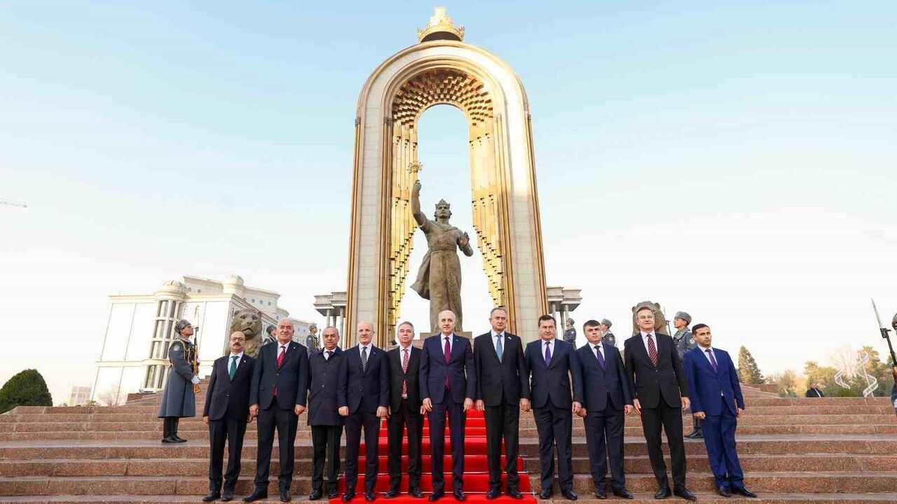 TBMM Başkanı Numan Kurtulmuş, Duşanbe'de İsmail Somoni Anıtı'na Çelenk Bıraktı