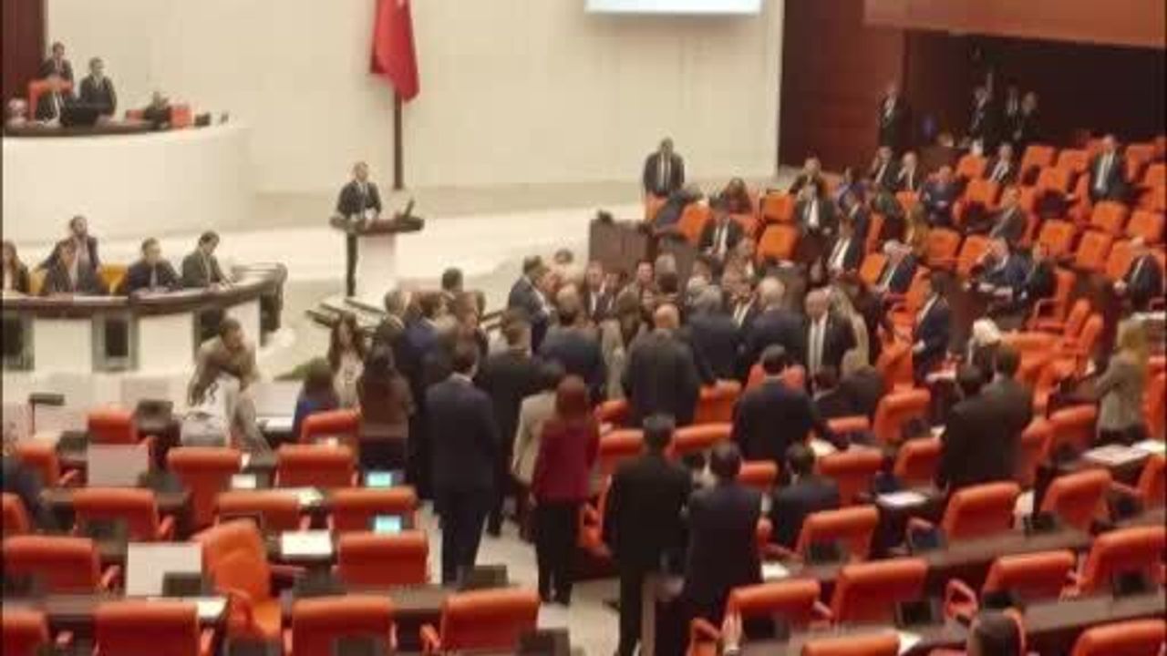 TBMM'de Bütçe Görüşmelerinde Gerginlik: Kürsüde Karikatür Tartışması