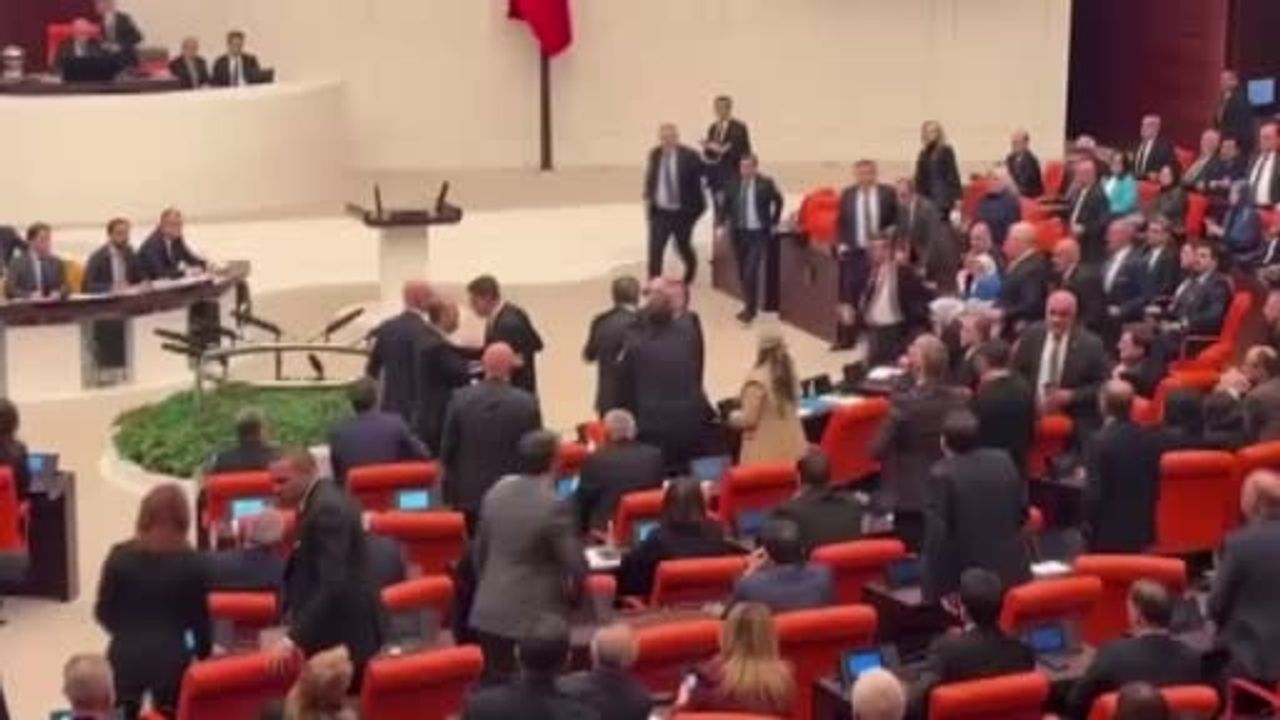 TBMM'de Bütçe Görüşmelerinde Yumruklu Kavga: Varank ile Emir Karşı Karşıya