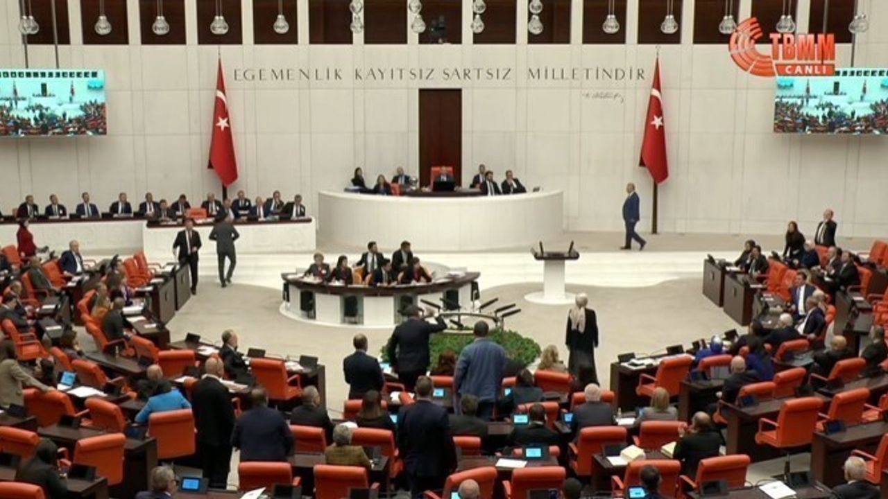 TBMM'de Savunma Sanayii Bütçesinde Gerginlik: 'Mezar Başında Rakı İçenler' Çıkışı