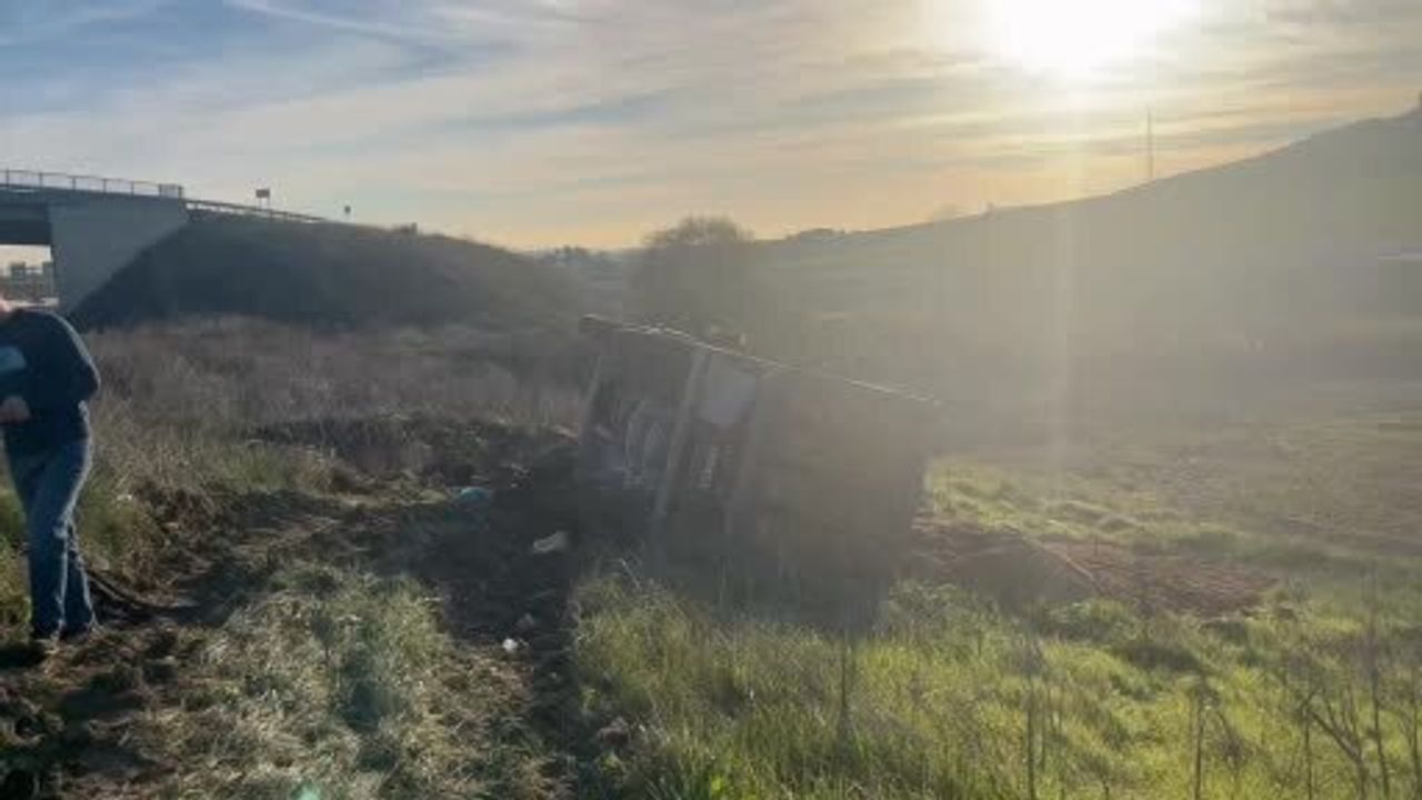 Tekirdağ Çorlu'da kum yüklü kamyon metrelerce sürüklendi — Şoför emniyet kemeriyle kurtuldu