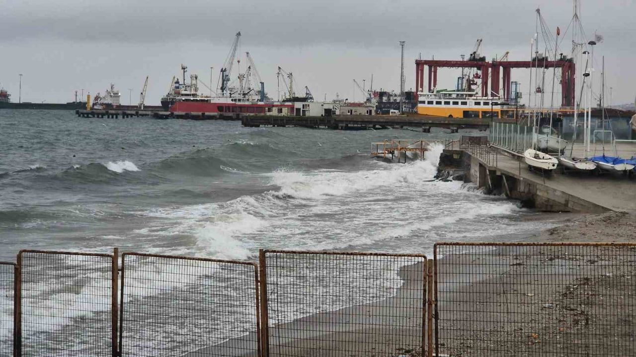 Tekirdağ'da Şiddetli Poyraz Deniz Ulaşımını Aksattı