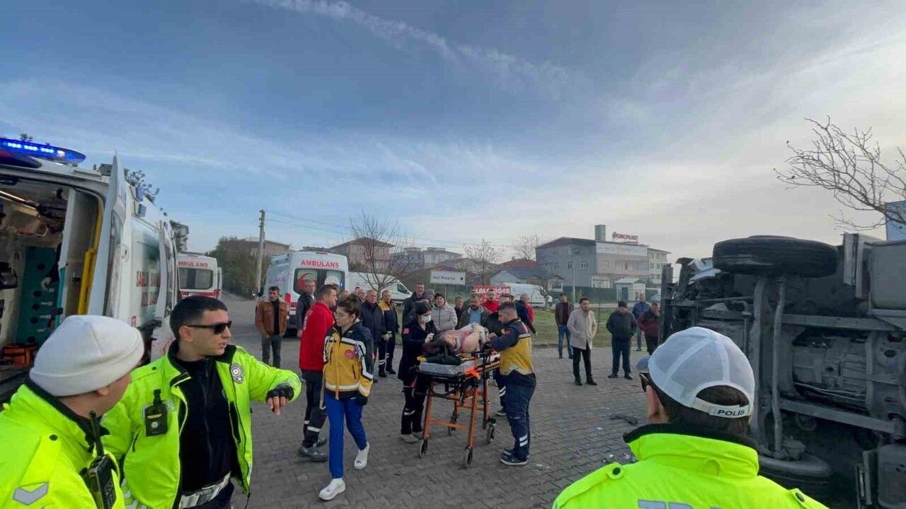 Tekirdağ'da Tır-Minibüs Kazası: Polis Üniformasını Yaralının Üzerine Ördü