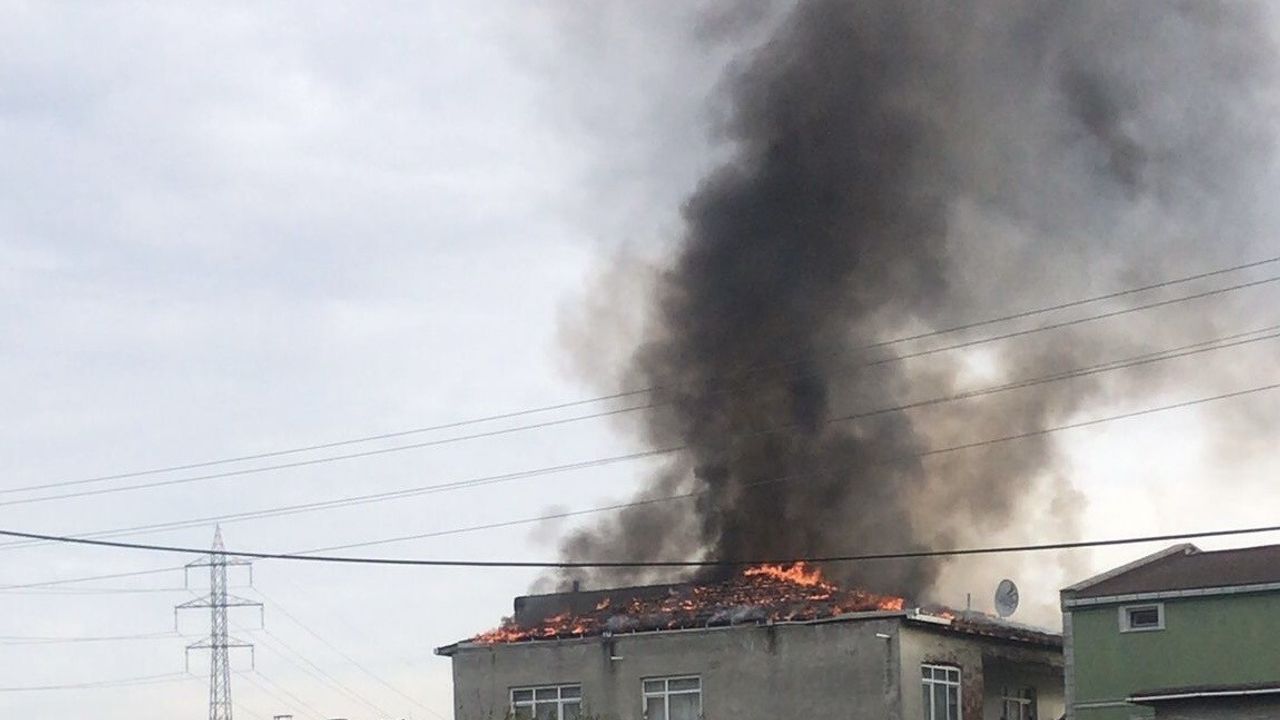 Tekirdağ Ergene'de Çatı Yangını: İtfaiye Müdahalesiyle Söndürüldü