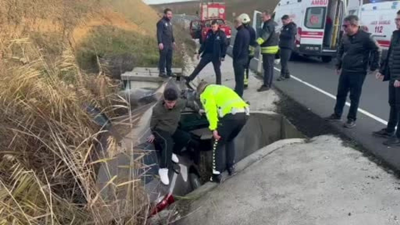 Tekirdağ Muratlı'da Su Kanalına Düşen Otomobilde 2 Kişi Yaralandı
