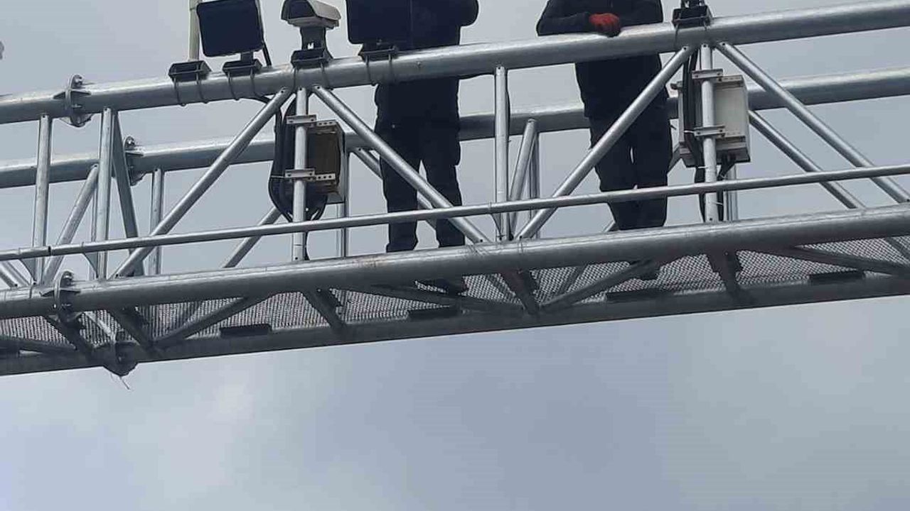 Tekirdağ Muratlı'da Vinçli Kamyonun Çarptığı Plaka Tanıma Direği Yenilendi