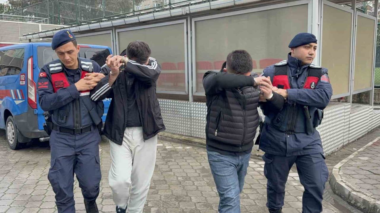 Tekkeköy'de Araçta Bin 400 Uyuşturucu Hap Ele Geçirildi — 2 Gözaltı