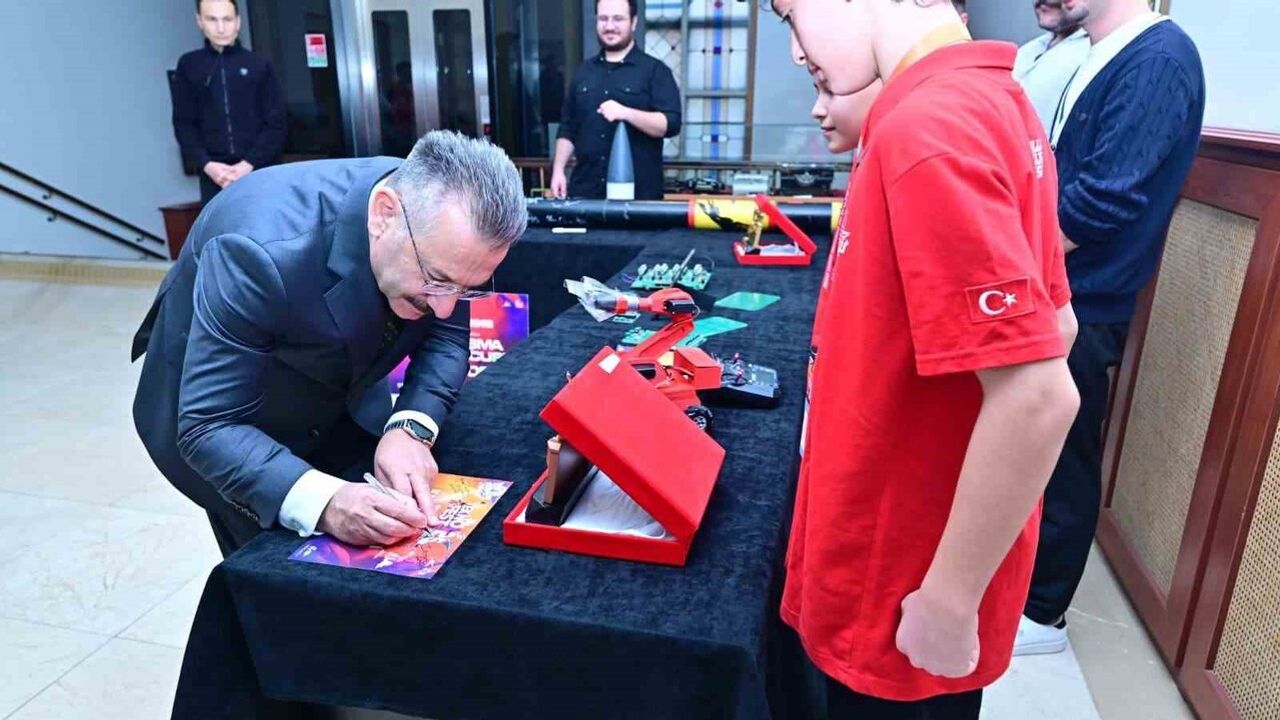 TEKNOFEST 2025’te Derece Alan Eskişehirli Öğrenciler Vali Aksoy’u Ziyaret Etti