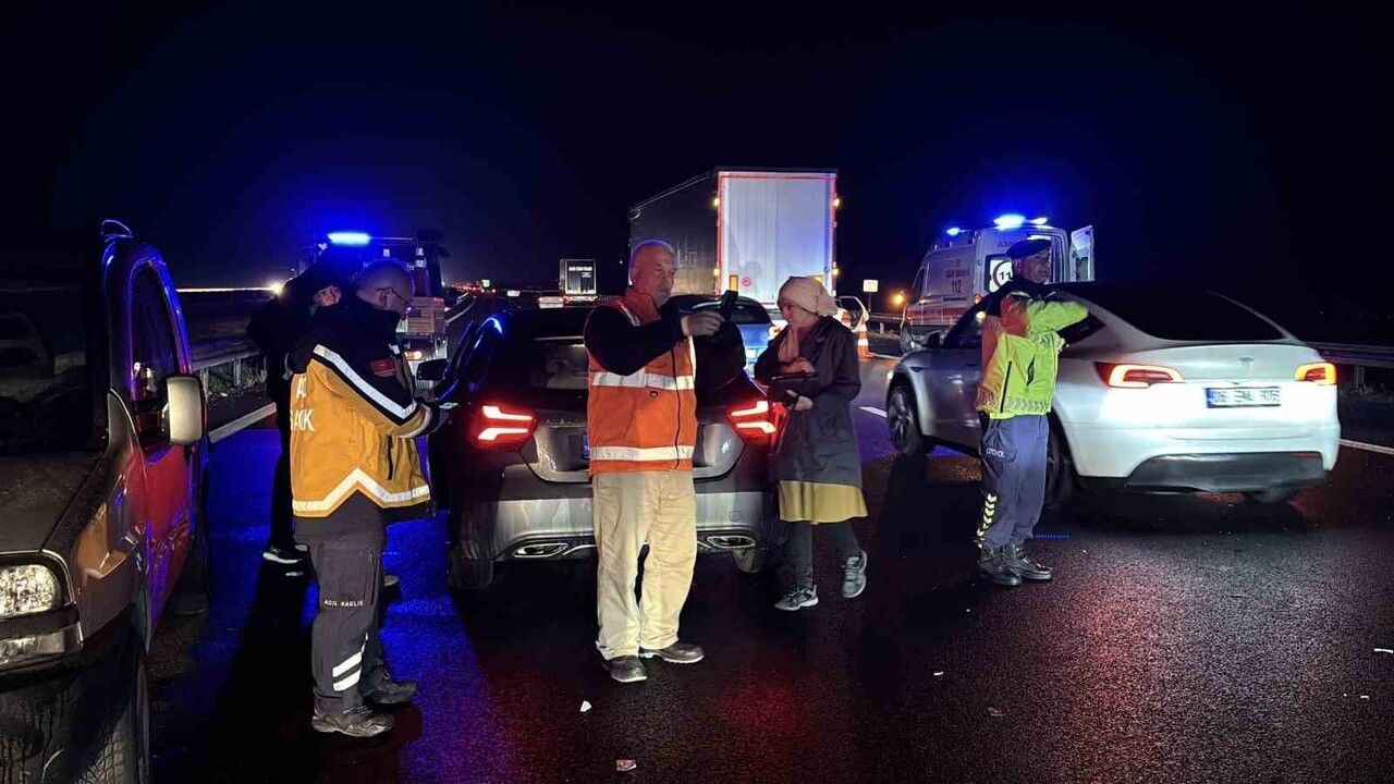 TEM Otoyolu Bolu'da Zincirleme Kaza: 3 Araç Çarpıştı, 7 Yaralı