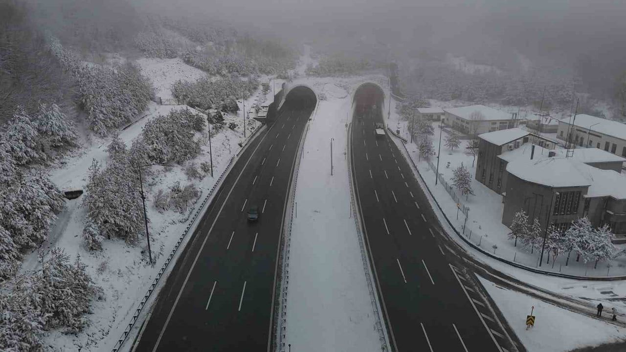 TEM Otoyolu Bolu Dağı Tüneli'nde Kar Yağışı Trafiği Etkiliyor