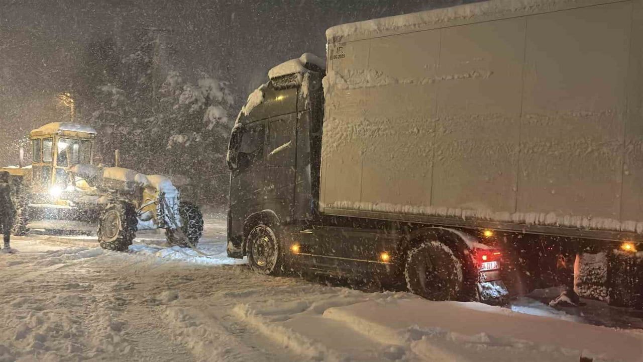 TEM Otoyolu Bolu Geçişinde 3 Tır Yol Kapattı — Ankara İstikameti Kilitlendi