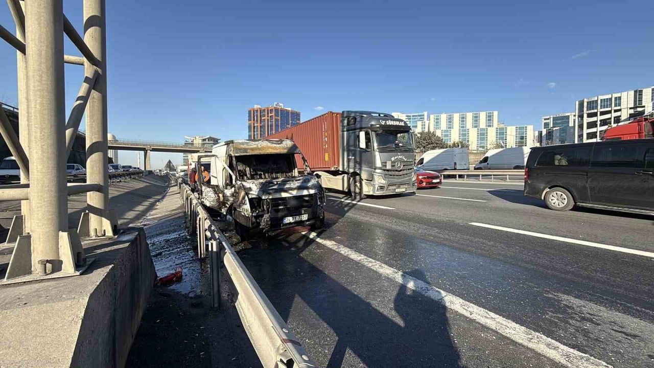 TEM Otoyolu'nda Panelvan Alev Aldı: Sürücü Son Anda Kurtuldu