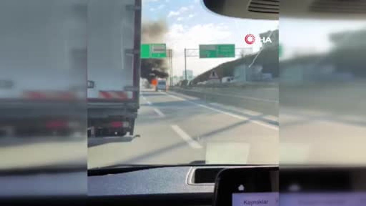 TEM Otoyolu'nda Panelvan Alev Aldı — Sürücü Son Anda Kurtuldu