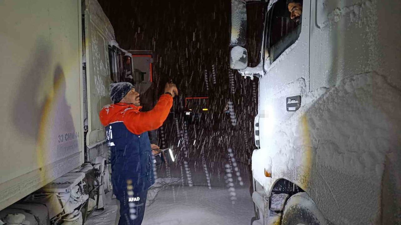 Tendürek’te Tipi: Yaklaşık 100 Araç Yolda Mahsur Kaldı