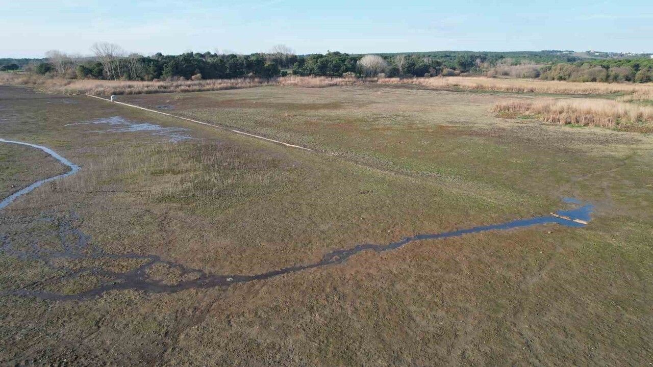 Terkos Gölü'nde Su Çekilmesiyle Tarihi Su Kanalları Gün Yüzüne Çıktı