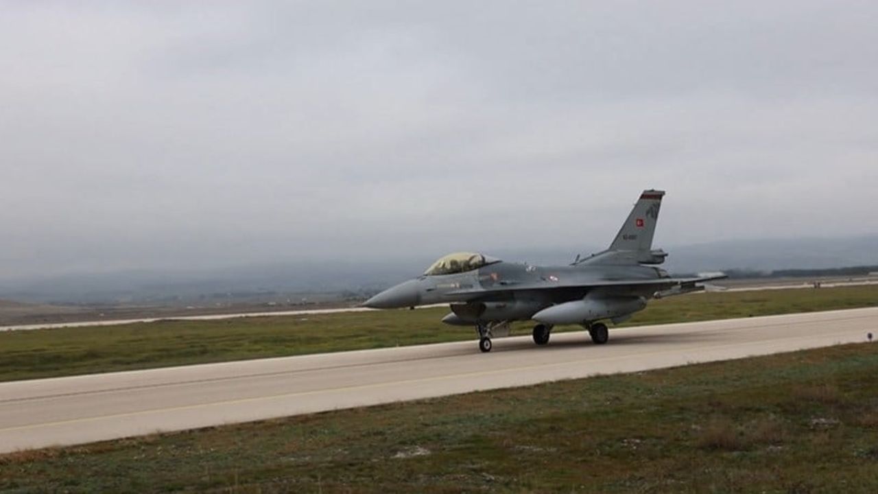 THK Karadeniz'de Muharip ve Destek Uçaklarıyla Eğitim Uçuşu