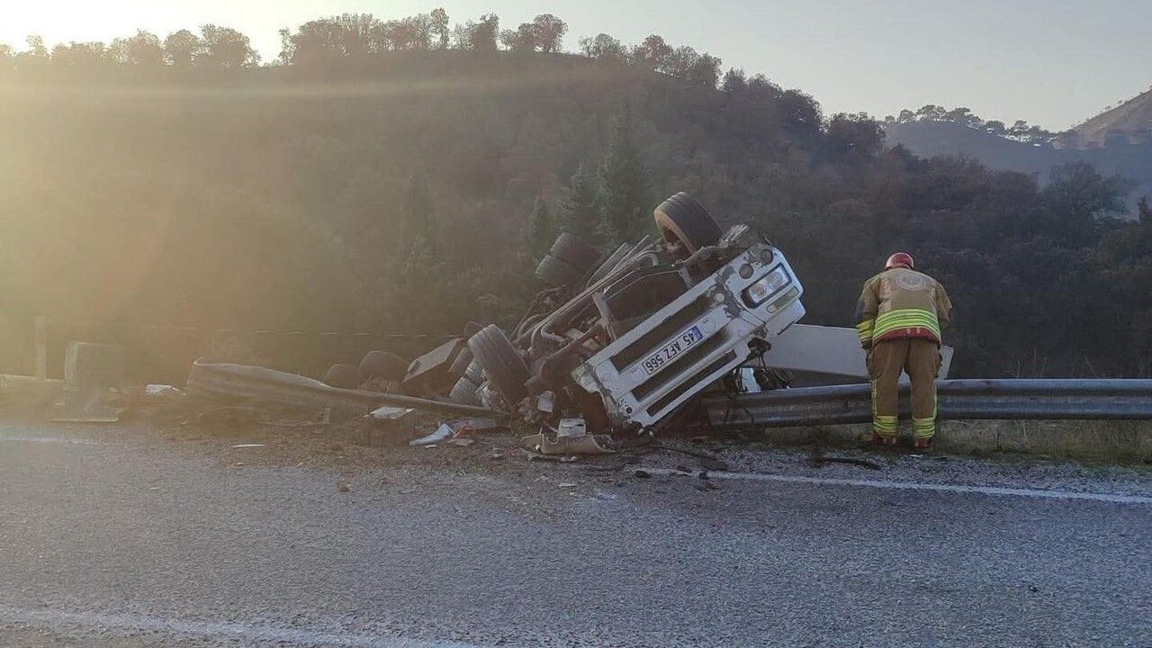 Tır Kontrolden Çıktı: Köprübaşı Çarıklar Mahallesi'nde 1 Yaralı