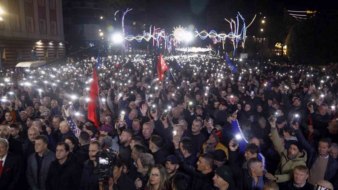 Tiran'da Protesto Şiddetlendi: Başbakanlık Binasına Molotof Kokteyli Atıldı