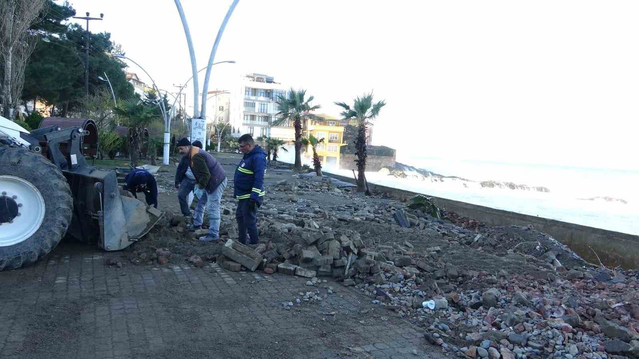 Tirebolu'da Fırtına Hasarı: Sahil ve İş Yerleri Zarar Gördü