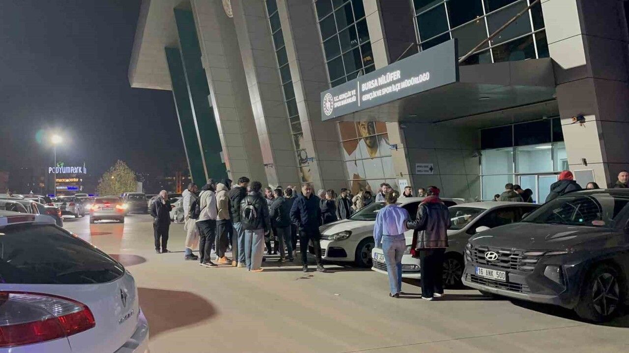 Tofaş Spor Salonu'nda Bıçaklı Kavga: Nilüfer'de 2 Veli Yaralandı