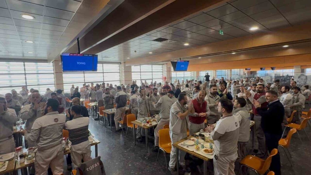 TOFAŞ'ta İşçiler Yemekhane Eylemi: Zam Talepleri Reddedildi