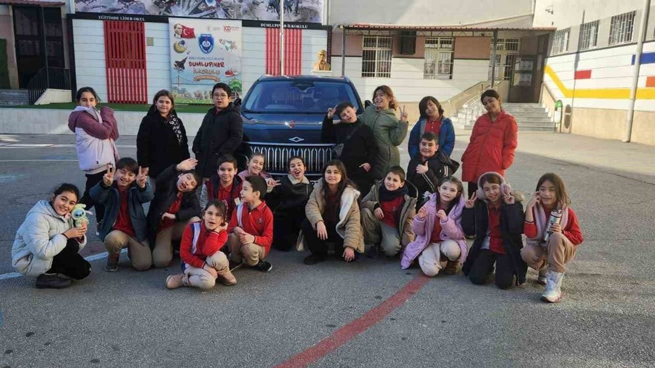 TOGG ve Yerli 'Dumlu' Robotu Dumlupınar İlkokulu'nda Tanıtıldı