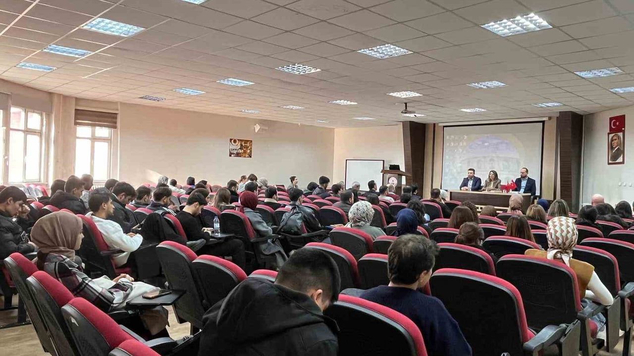 TOGÜ'de 'Âkif’i Anlamak': Mehmet Âkif'in Edebi ve Fikri Mirası Tartışıldı