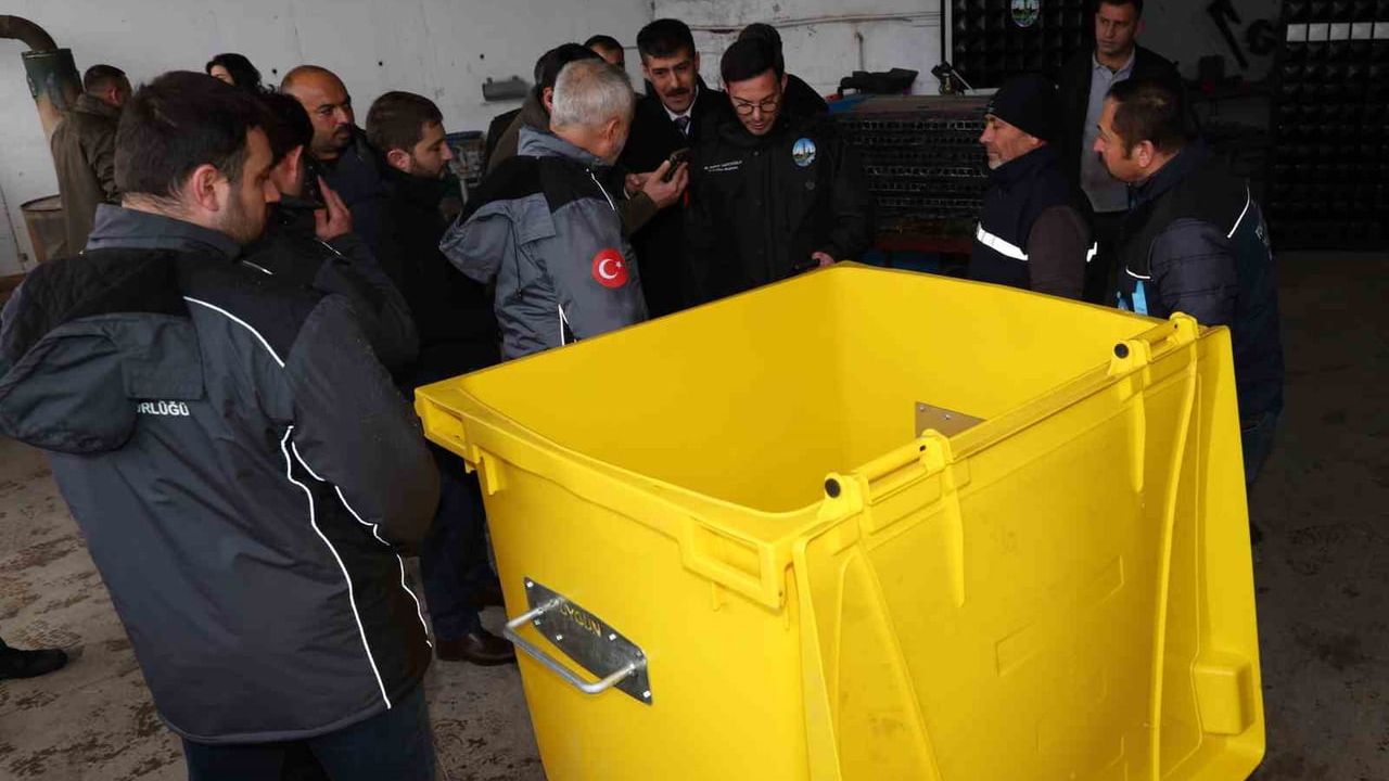 Tokat Belediyesi'nden Dayanıklılık Testinden Geçen Yeni Çöp Konteynerleri