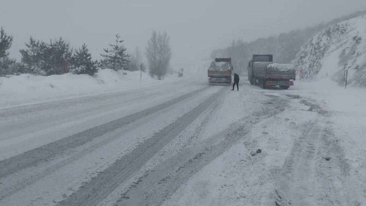 Tokat-Sivas'ta Çamlıbel Geçidi'ni Kar Vurdu: Ulaşım Aksadı