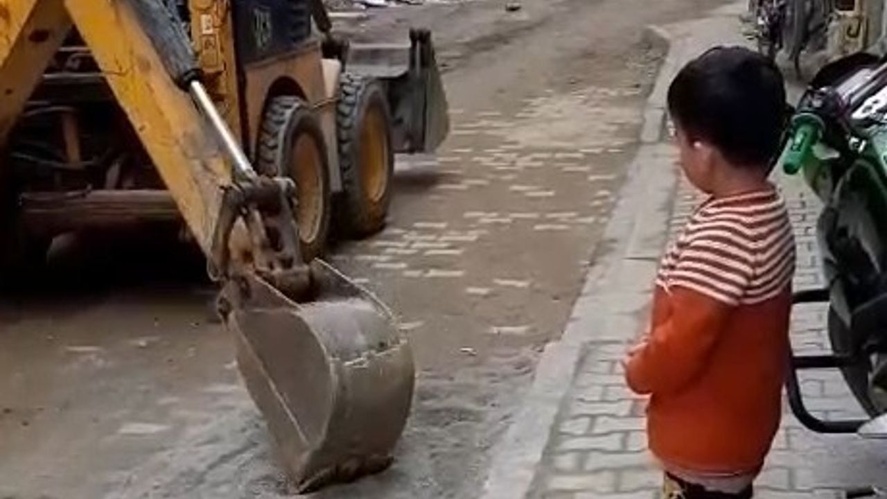 Tokat'ta belediye operatöründen minik Mustafa'ya hafriyat jesti