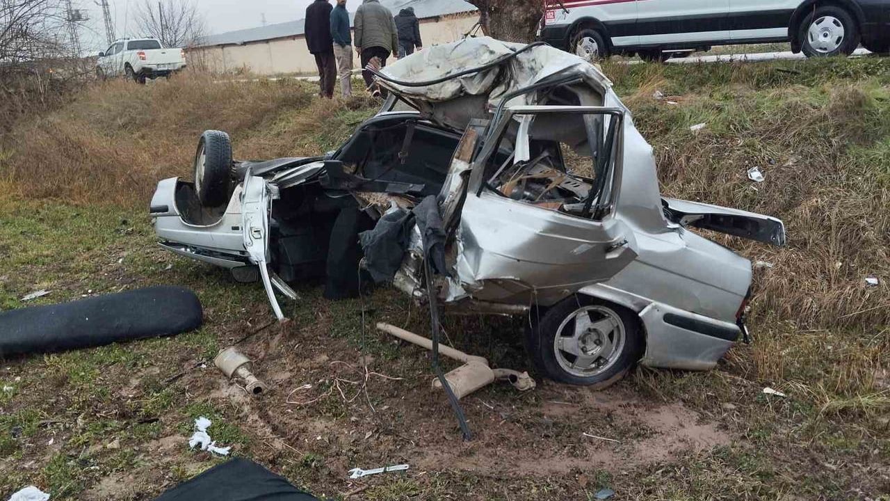 Tokat’ta feci kaza: Otomobil ikiye ayrıldı, sürücü ağır yaralı