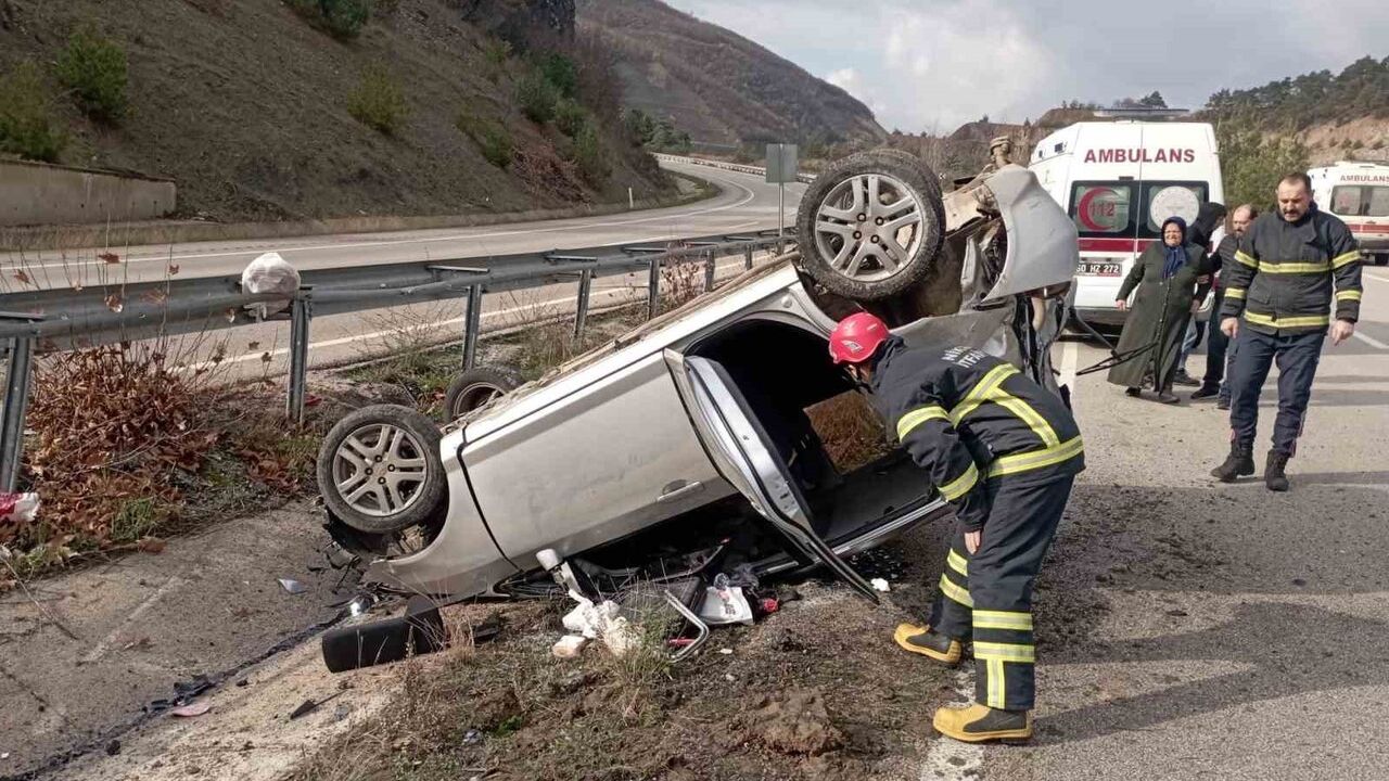 Tokat’ta otomobil ters döndü: Niksar-Reşadiye yolunda 5 yaralı