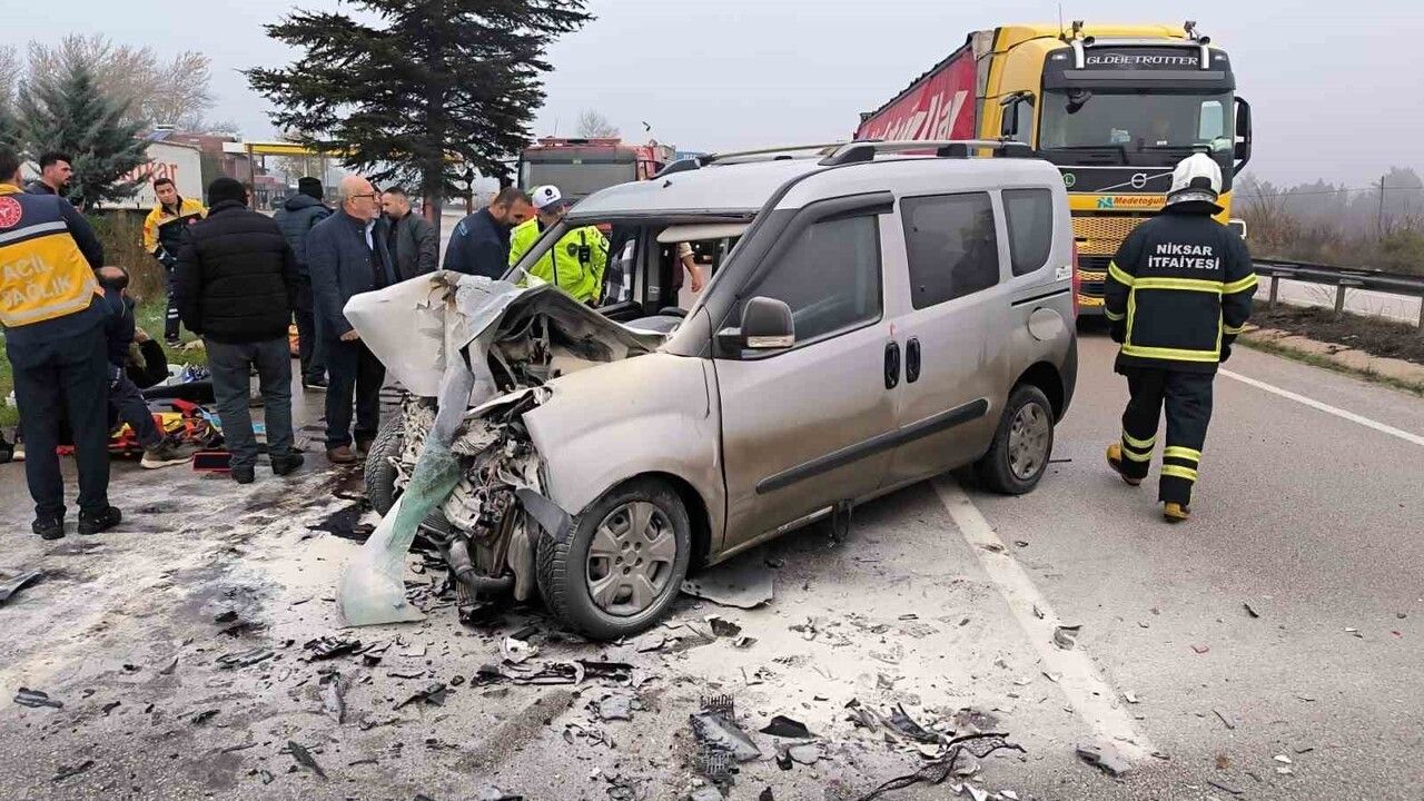 Tokat’ta Tır ile Hafif Ticari Araç Çarpıştı: Araç Alev Aldı, 5 Yaralı