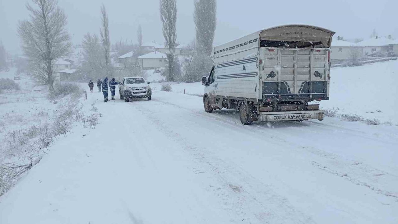 Tokat'ta Yoğun Kar Ulaşımı Aksattı — Ağır Tonajlı Araçlar Yolda Kaldı