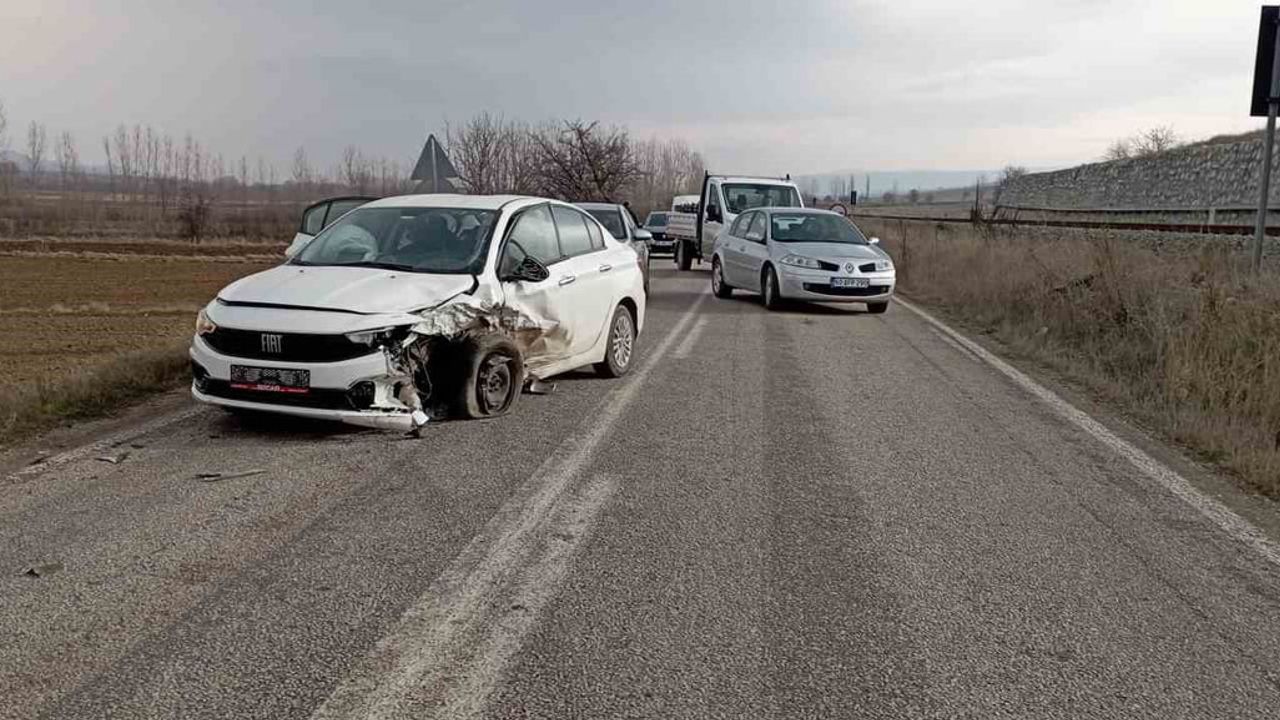 Tokat Yeşilyurt'ta Kafa Kafaya Çarpışma: 3 Yaralı