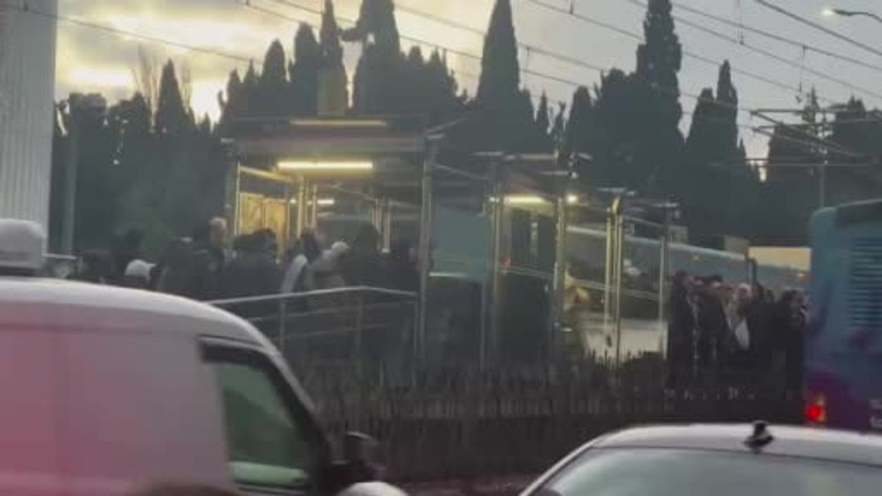 Topkapı'da T4 Tramvay Raydan Çıktı — Yolcular Tahliye Edildi