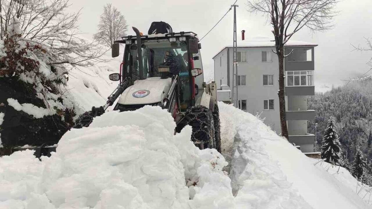 Trabzon'da Kış Mesaisi Başladı: Büyükşehir Karla Mücadelede