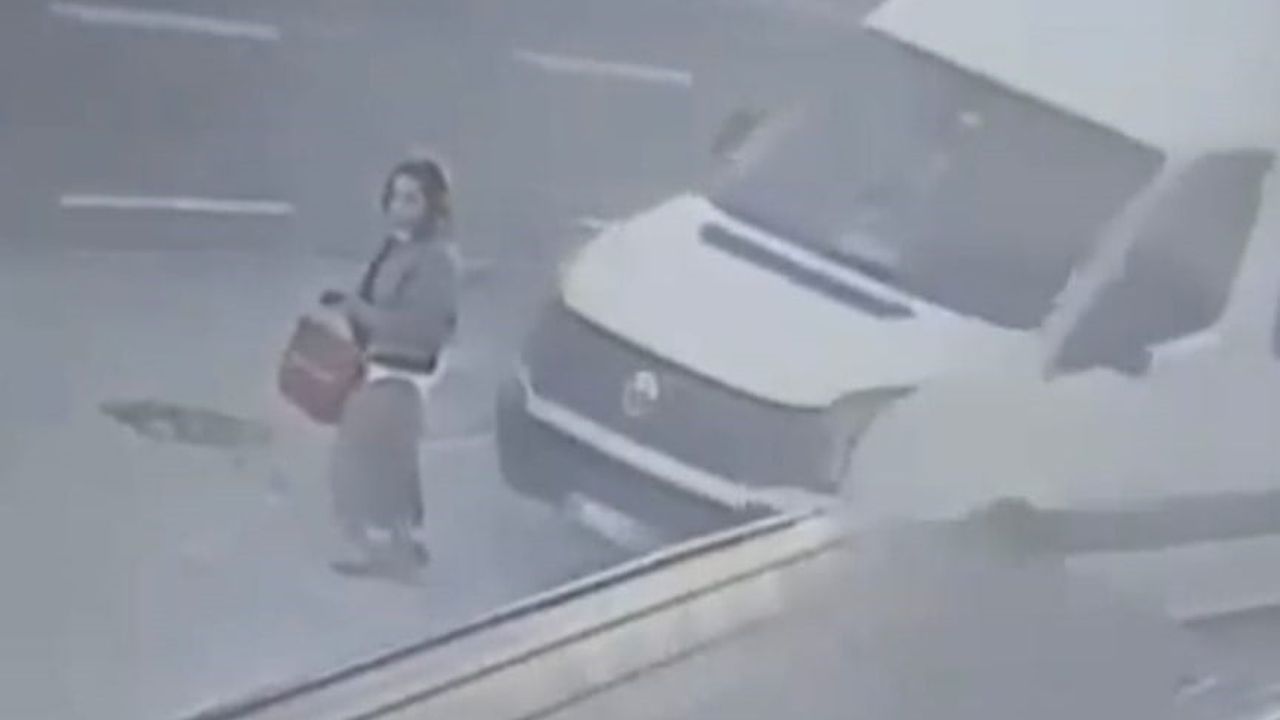 Trabzon'da Minibüsün Altında Kalan Kadın Güvenlik Kamerasına Yansıdı