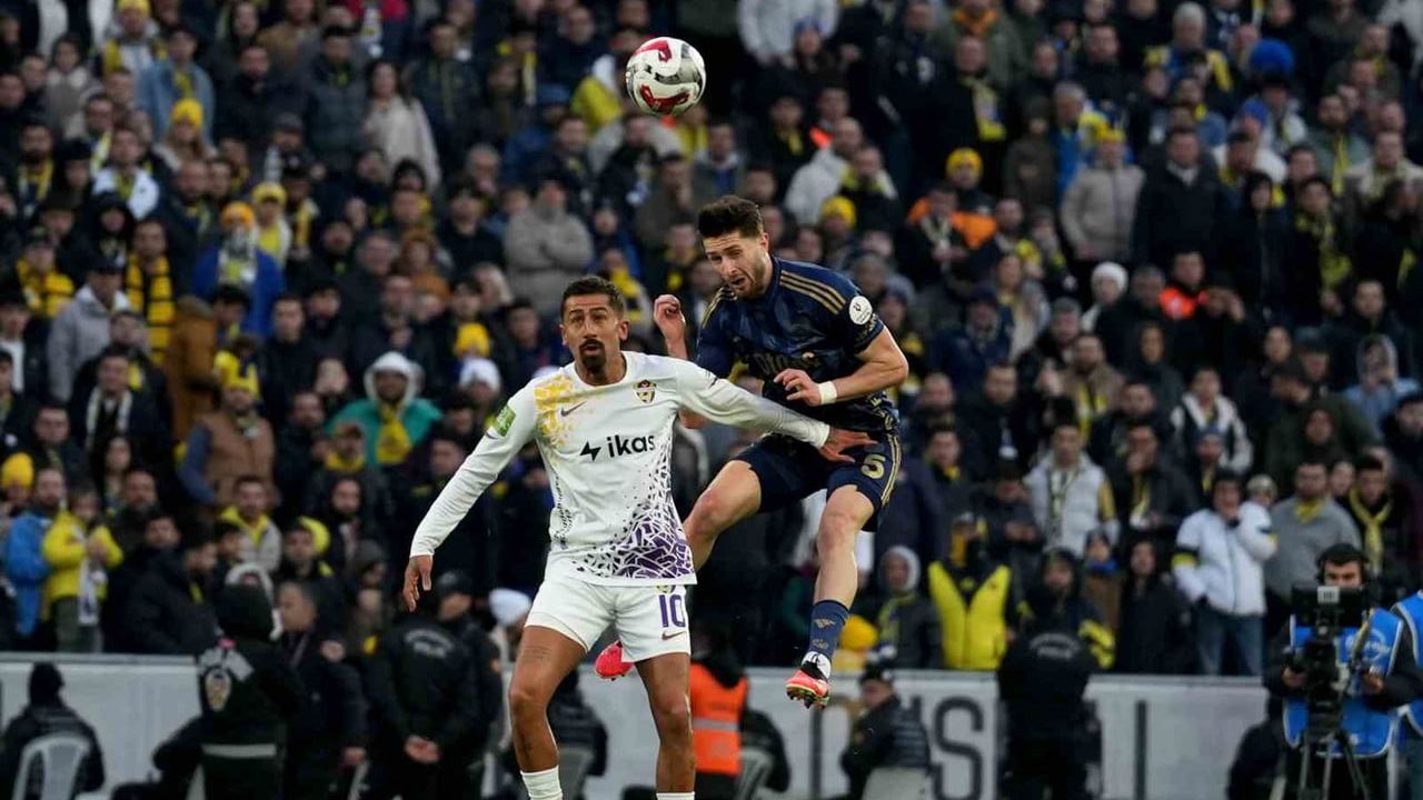 Trendyol Süper Lig: Eyüpspor 0-2 Fenerbahçe (İlk Yarı)