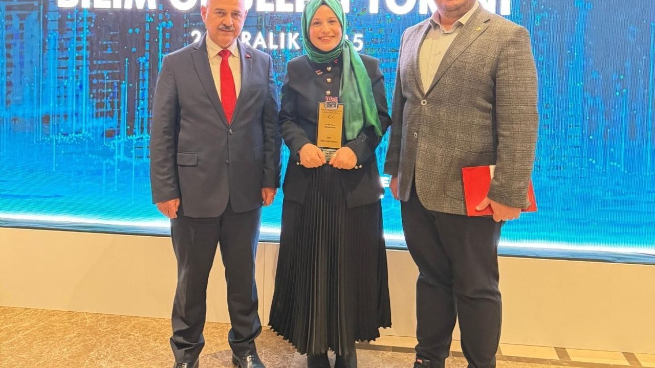 TÜBA-GEBİP Ödülünü Cumhurbaşkanı Erdoğan’dan Alan Emine Şahin