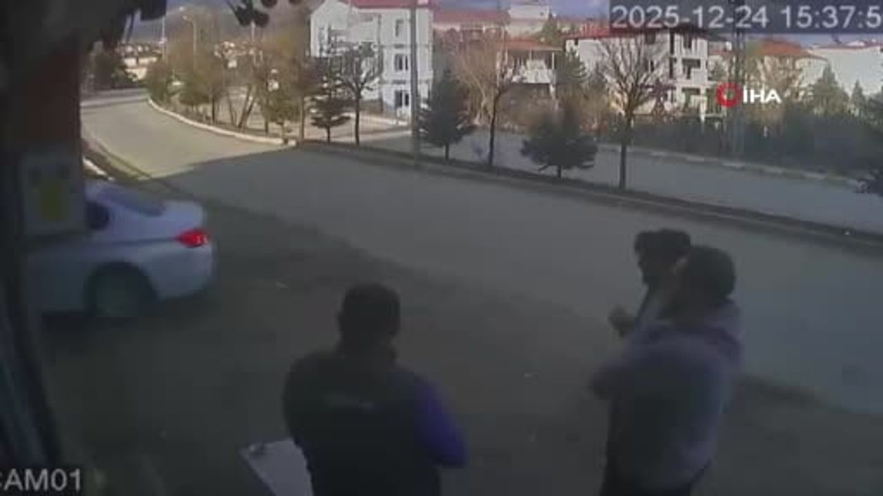 Tufanbeyli’de Oto Yıkamadan Çıkan Araca Hızlı Araç Çarptı — Güvenlik Kamerası Kaydetti